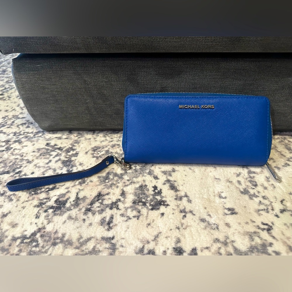 EUC - Michael Kors Large Continental Wallet wristlet